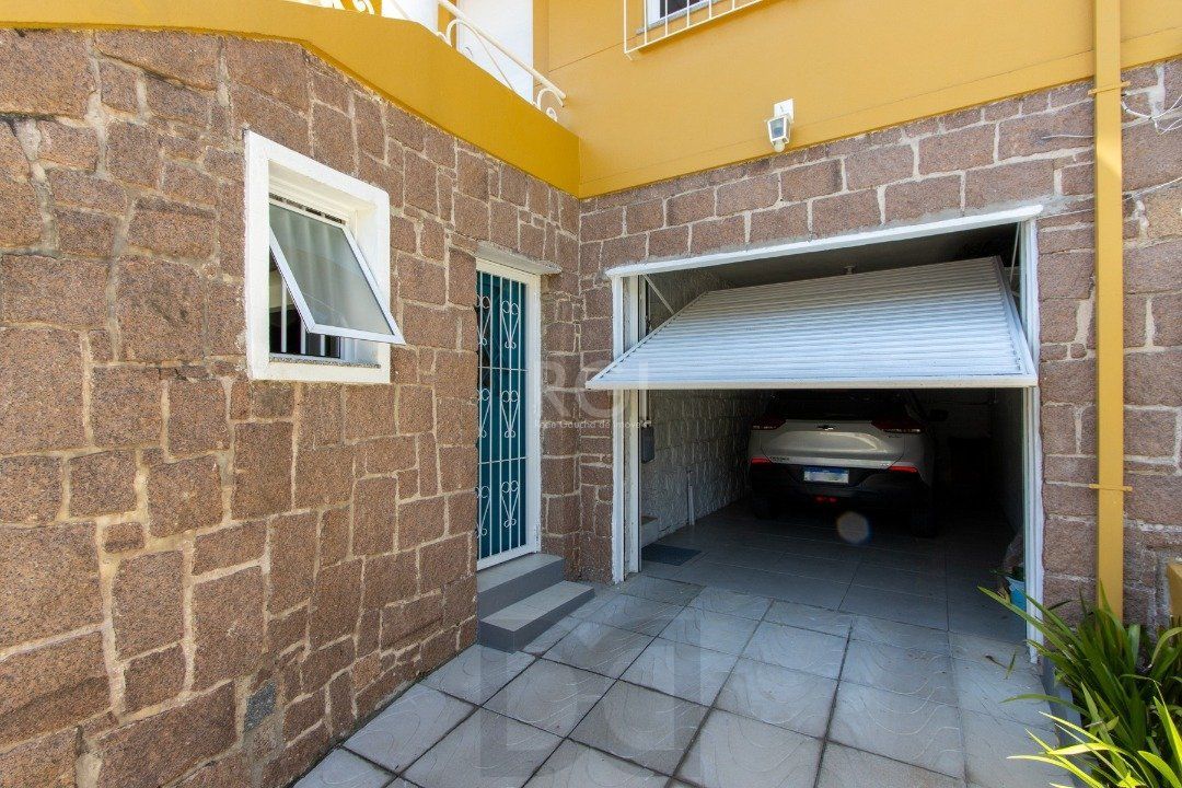 Sobrado à venda no Bairro Medianeira, reformado, 3 quartos, lareira, churrasqueira, 3 vagas — foto 3