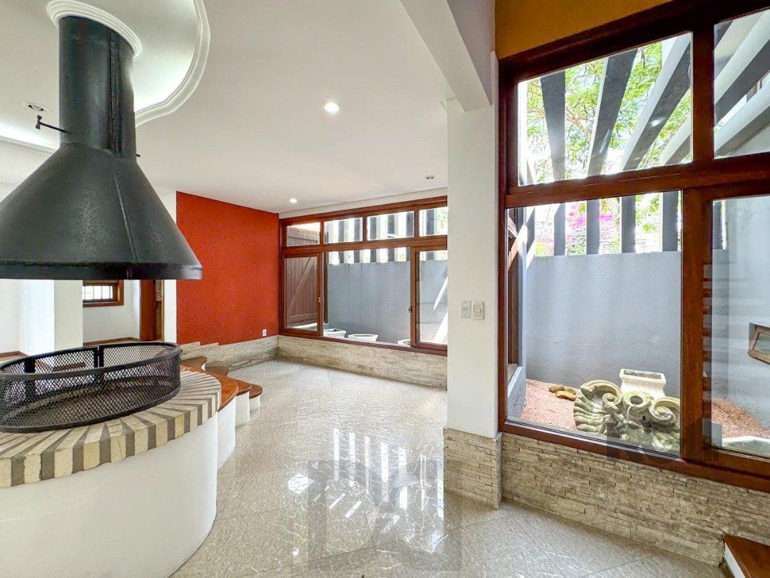 Com 4 suítes espaçosas, incluindo uma master com closet, — foto 12