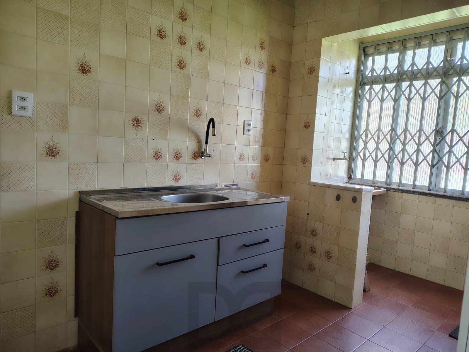Apartamento de 2 dormitórios, living, cozinha, área de serviço e banheiro social. — foto 8
