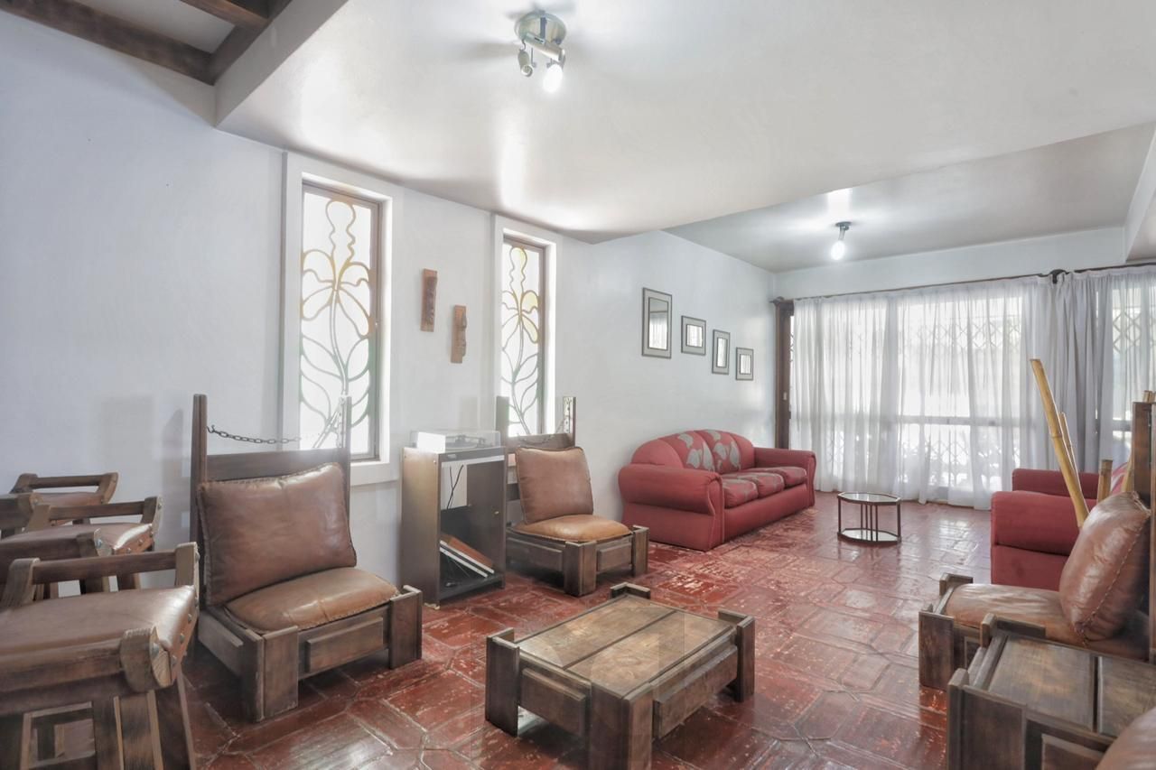 Casa com 300m², localizada na zona sul de Porto Alegre, com lareira, piscina e 3 vagas de garagem cobertas. — foto 5
