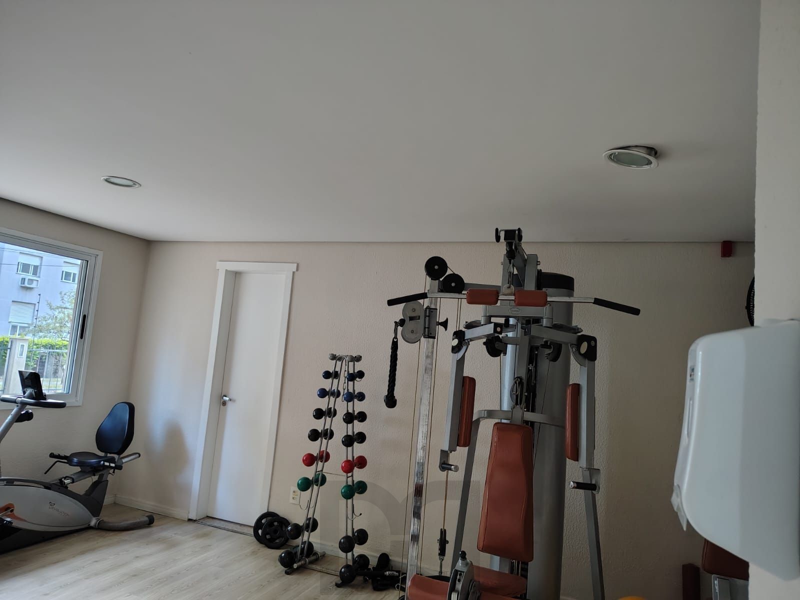 Apartamento de 2 quartos, living para 2 ambientes, cozinha com churrasqueira e 1 vaga de garagem coberta. — foto 14