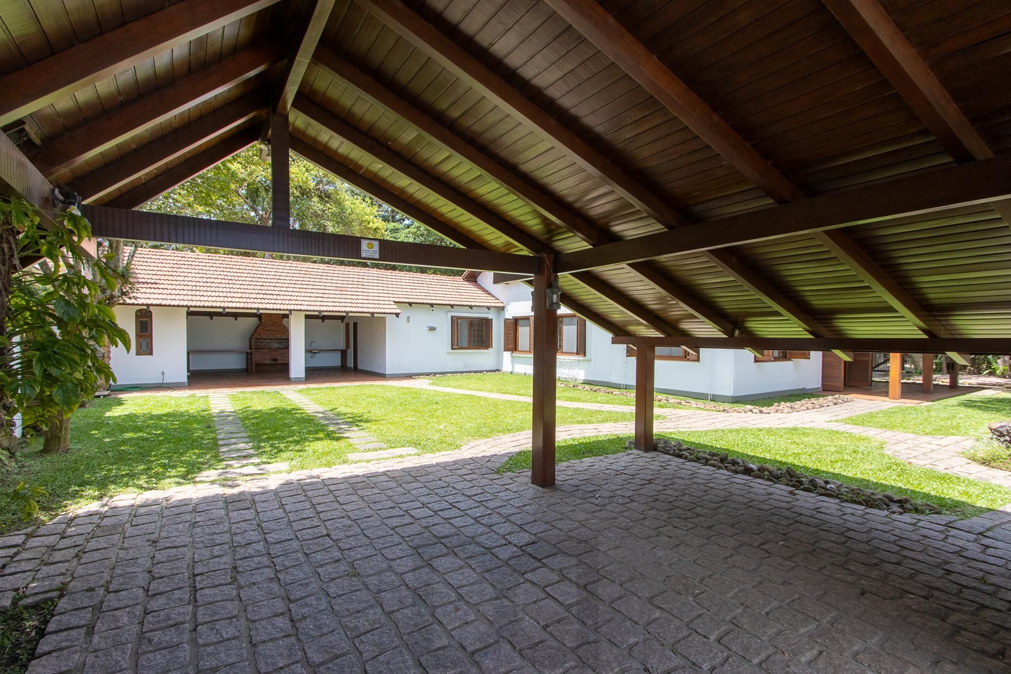 Casa com 2 dormitórios 3 banheiros. lareira e churrasqueira, e com arquitetura moderna. — foto 44