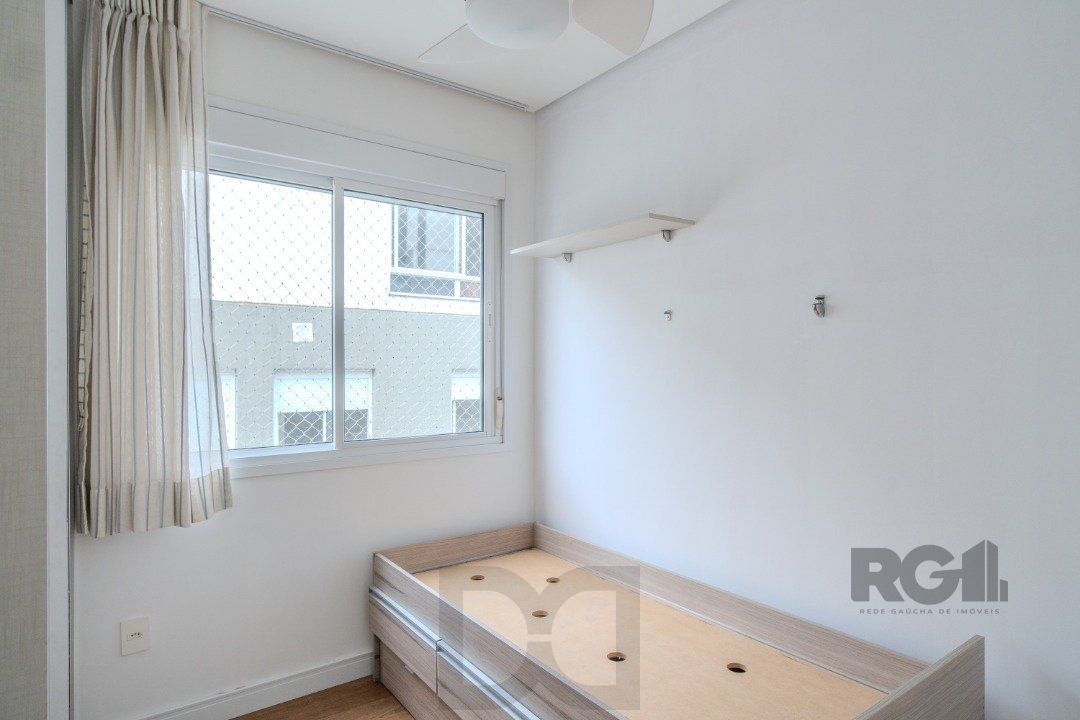 Casa impecável e mobiliada, com 3 niveis, possui 3 dormitórios sendo 1 suíte, 4 banheiros. — foto 19
