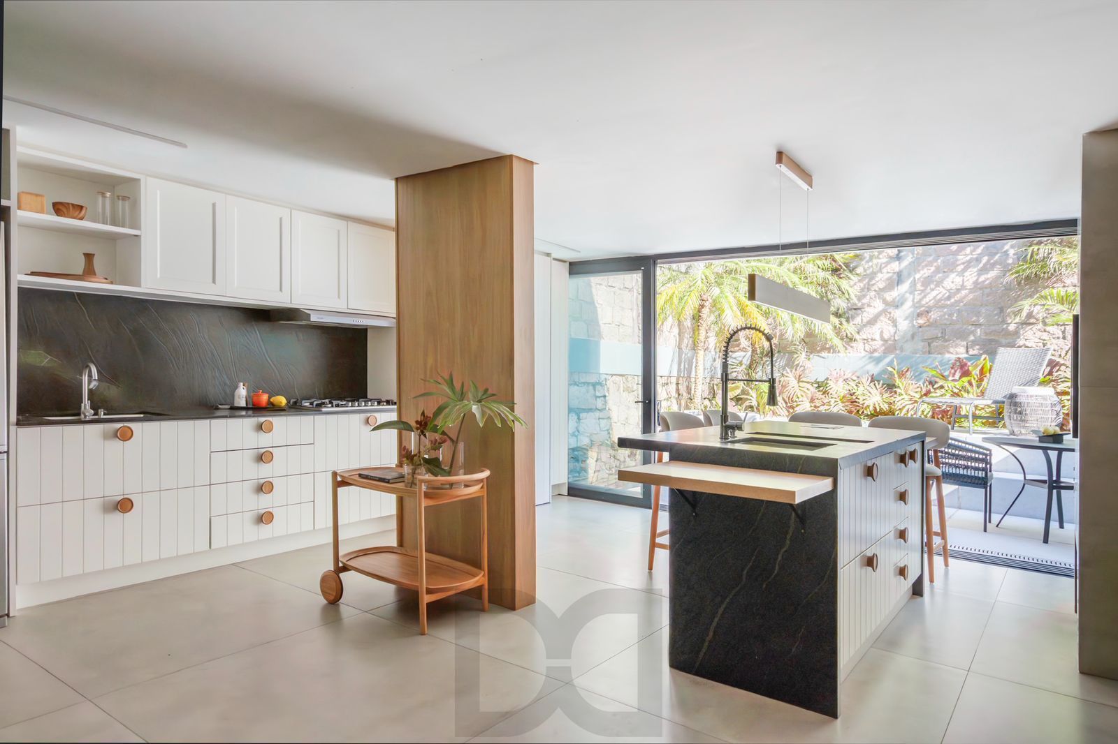 Casa com 3 suítes amplas, além de uma sala generoso com lareira e 2 vagas de garagem. — foto 7