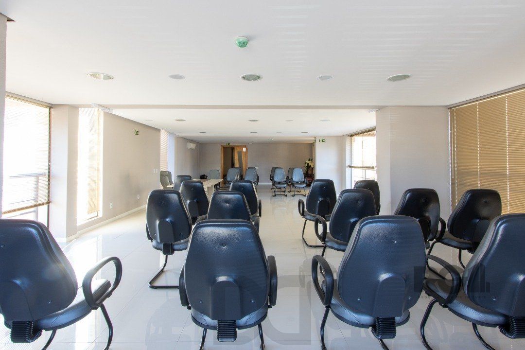 EXCELENTE SALA COMERCIAL, muito bem localizada no bairro Menino Deus, 01 banheiro, sacada e ar condicionado split, toda montada — foto 15