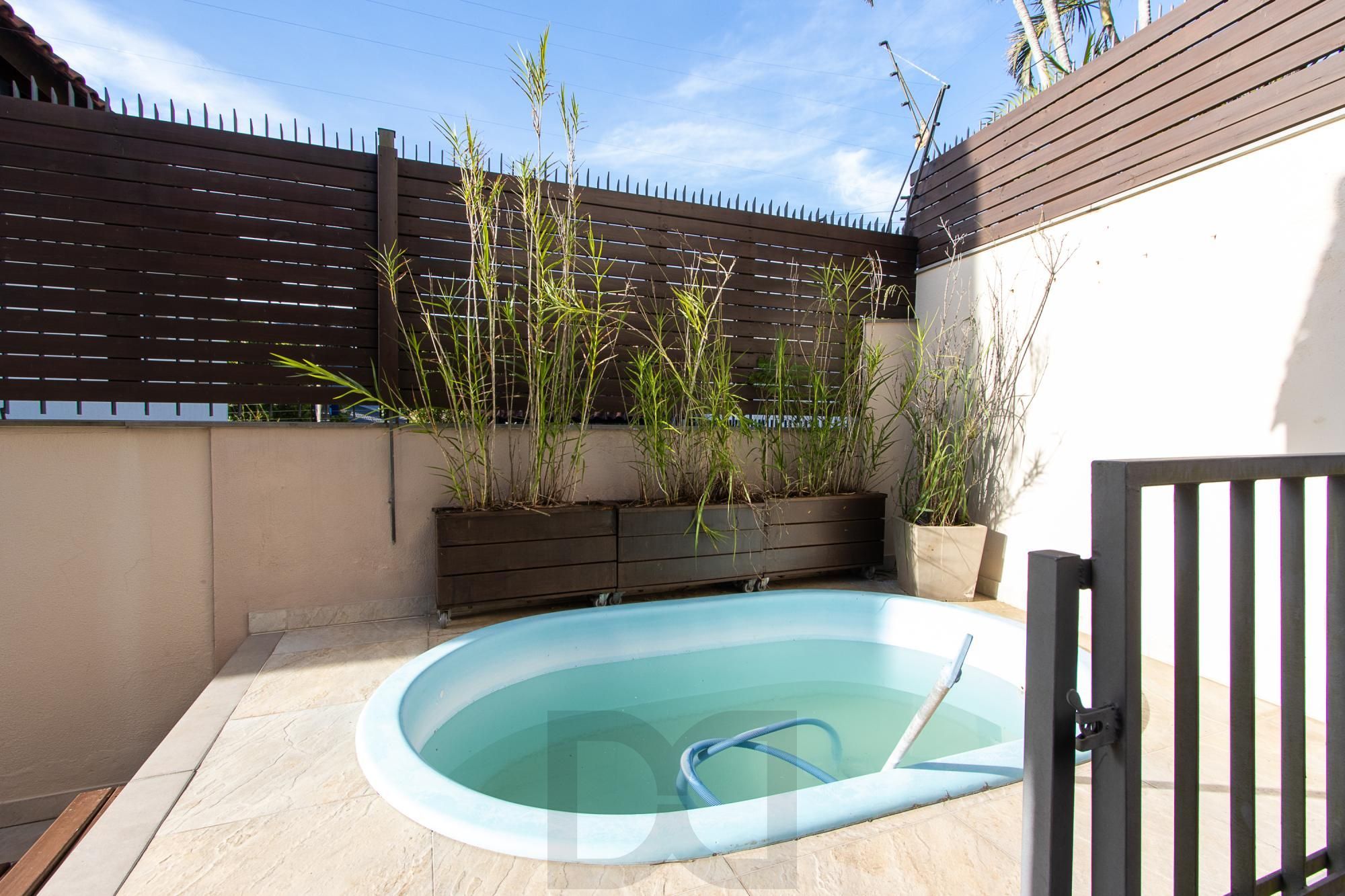 Excelente casa de 3 dormitórios, 1 suíte, pátio, piscina e vaga para 2 carros cobertas. — foto 22