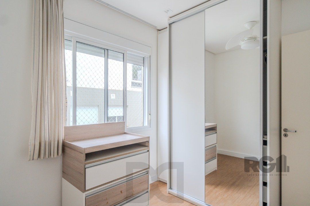 Casa impecável e mobiliada, com 3 niveis, possui 3 dormitórios sendo 1 suíte, 4 banheiros. — foto 22