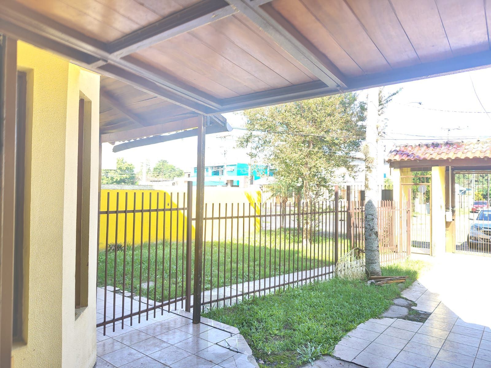 Casa de 4 dormitórios, 1 suíte e 4 vagas de garagem no bairro Cavalhada. — foto 3