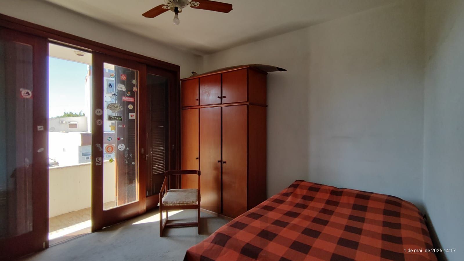 Apartamento de 4 dormitórios, 2 suítes, living amplo e arejado com sacada. — foto 18