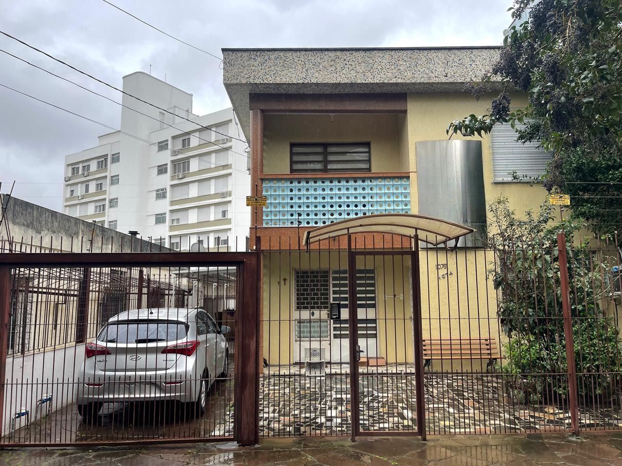 Terreno amplo com 690m², com duas casas construídas para moradia ou investyirdores!! — foto 1