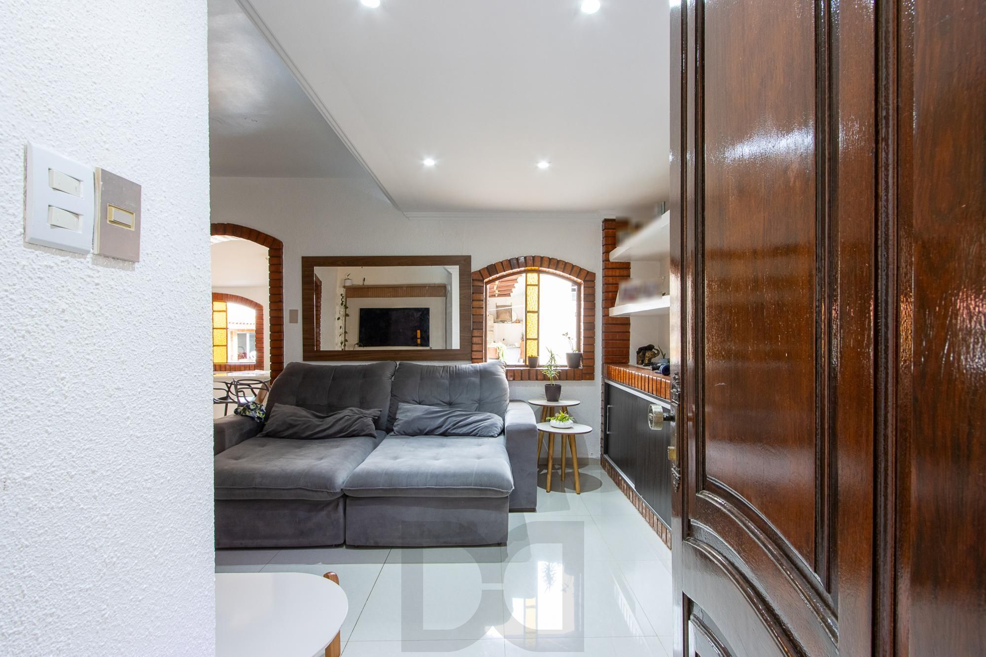 Casa de 4 dormitórios, 2 suítes, piscina, pátio e 2 vagas de garagem. — foto 2