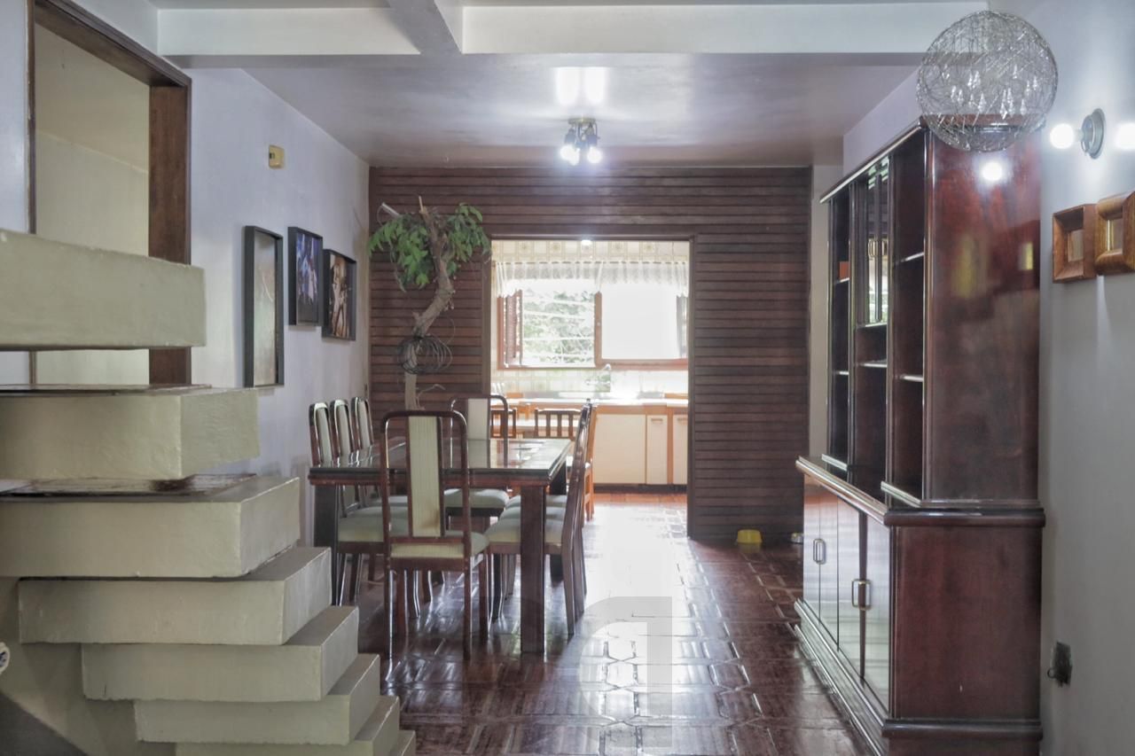 Casa com 300m², localizada na zona sul de Porto Alegre, com lareira, piscina e 3 vagas de garagem cobertas. — foto 4