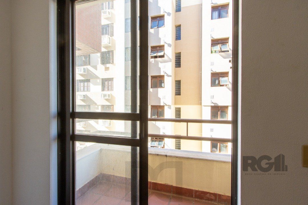 EXCELENTE SALA COMERCIAL, muito bem localizada no bairro Menino Deus, 01 banheiro, sacada e ar condicionado split, toda montada — foto 7