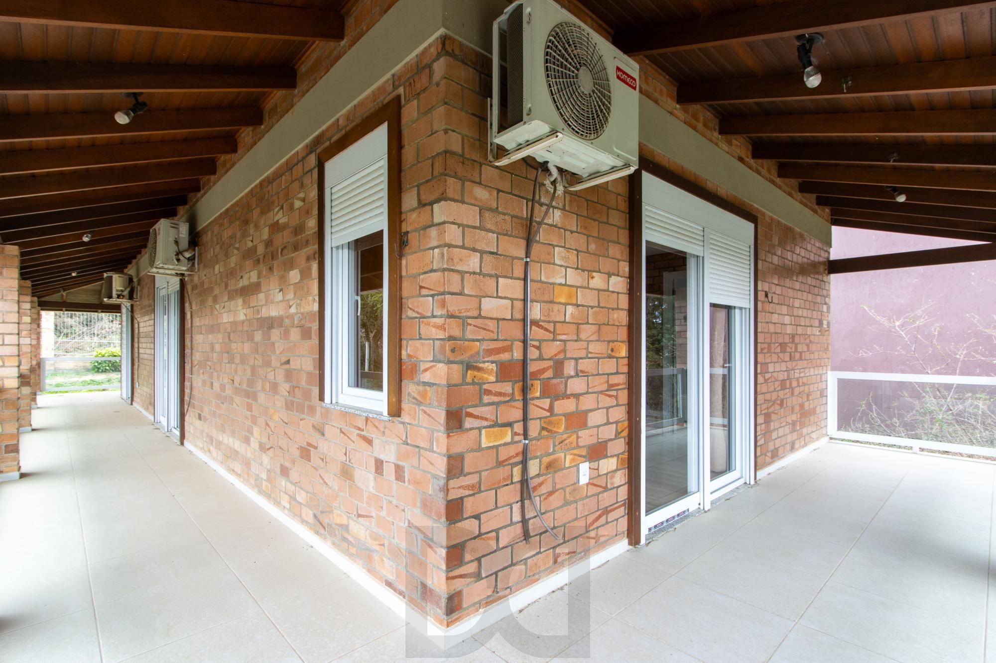 Casa de alvenaria, com 3 dormitórios, 1 suíte, living, cozinha, lavanderia, churrasqueira, banheiro social, pátio e 4 vagas de garagem. — foto 13