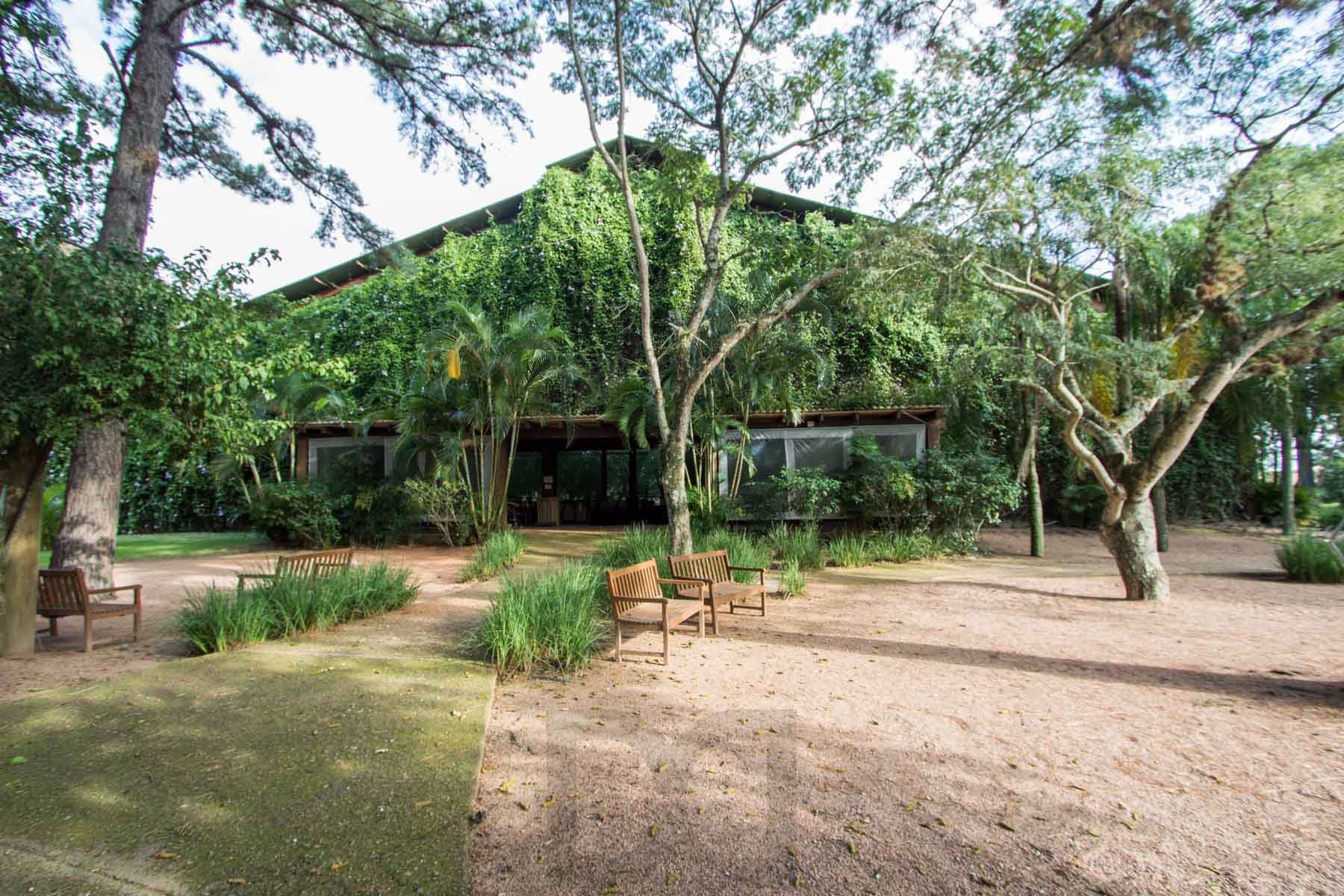 A casa conta com 434m2 de área construída, mas com um aproveitamento total dos 1.012m2 do lote — foto 60