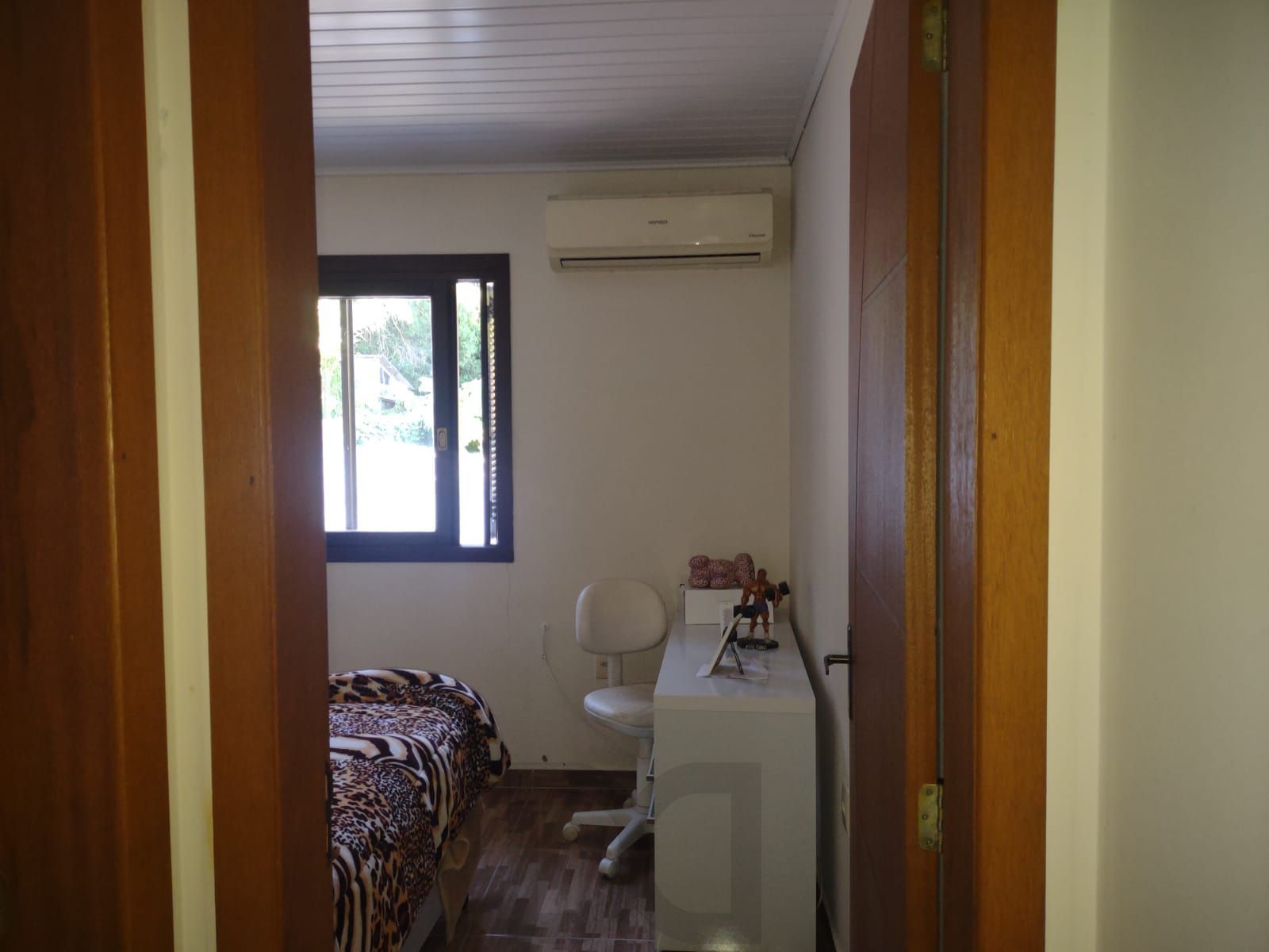 Casa com 4 quartos, suíte, piscina, lareira, churrasqueira em um terreno de 616m². — foto 9