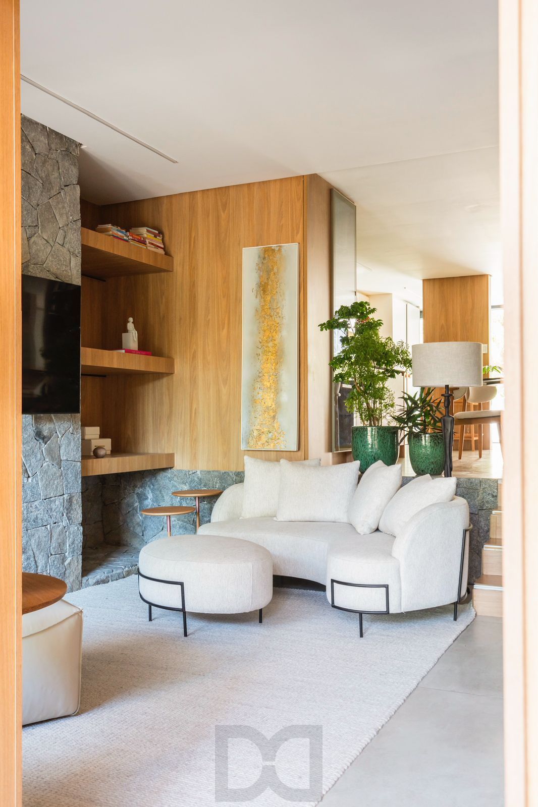 Casa com 3 suítes amplas, além de uma sala generoso com lareira e 2 vagas de garagem. — foto 5