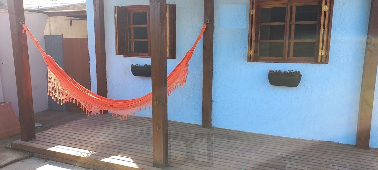 Casa térrea de 2 dormitórios, living, cozinha, churrasqueira, área de serviço, banheiro social, vaga para 2 automóveis. — foto 2