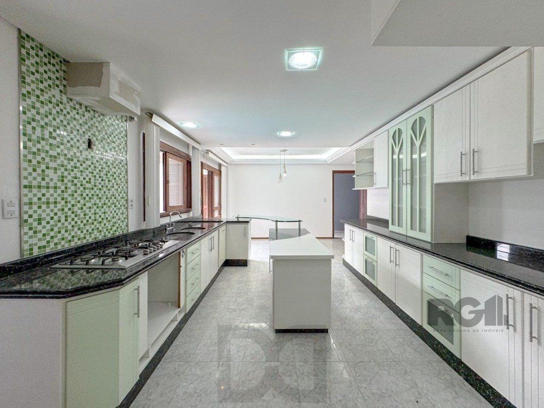 Com 4 suítes espaçosas, incluindo uma master com closet, — foto 24