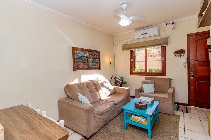 Casa de 3 dormitórios, em condomínio fechado na zona sul de Porto Alegre, com lareira, churrasqueira e vaga de garagem. — foto 2