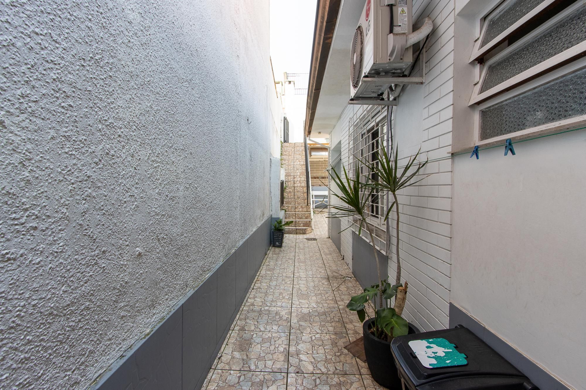 Linda casa totalmente reformada, 3 quartos (1 suite), 2 vagas cobertas - Bairro Nonoai — foto 34
