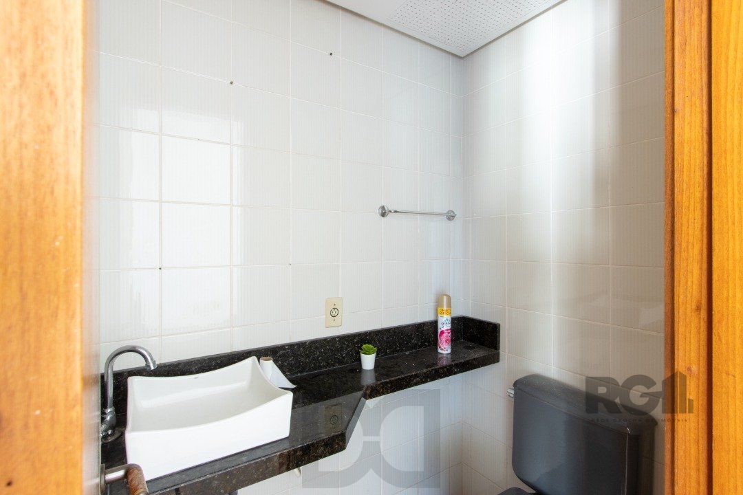 EXCELENTE SALA COMERCIAL, muito bem localizada no bairro Menino Deus, 01 banheiro, sacada e ar condicionado split, toda montada — foto 3