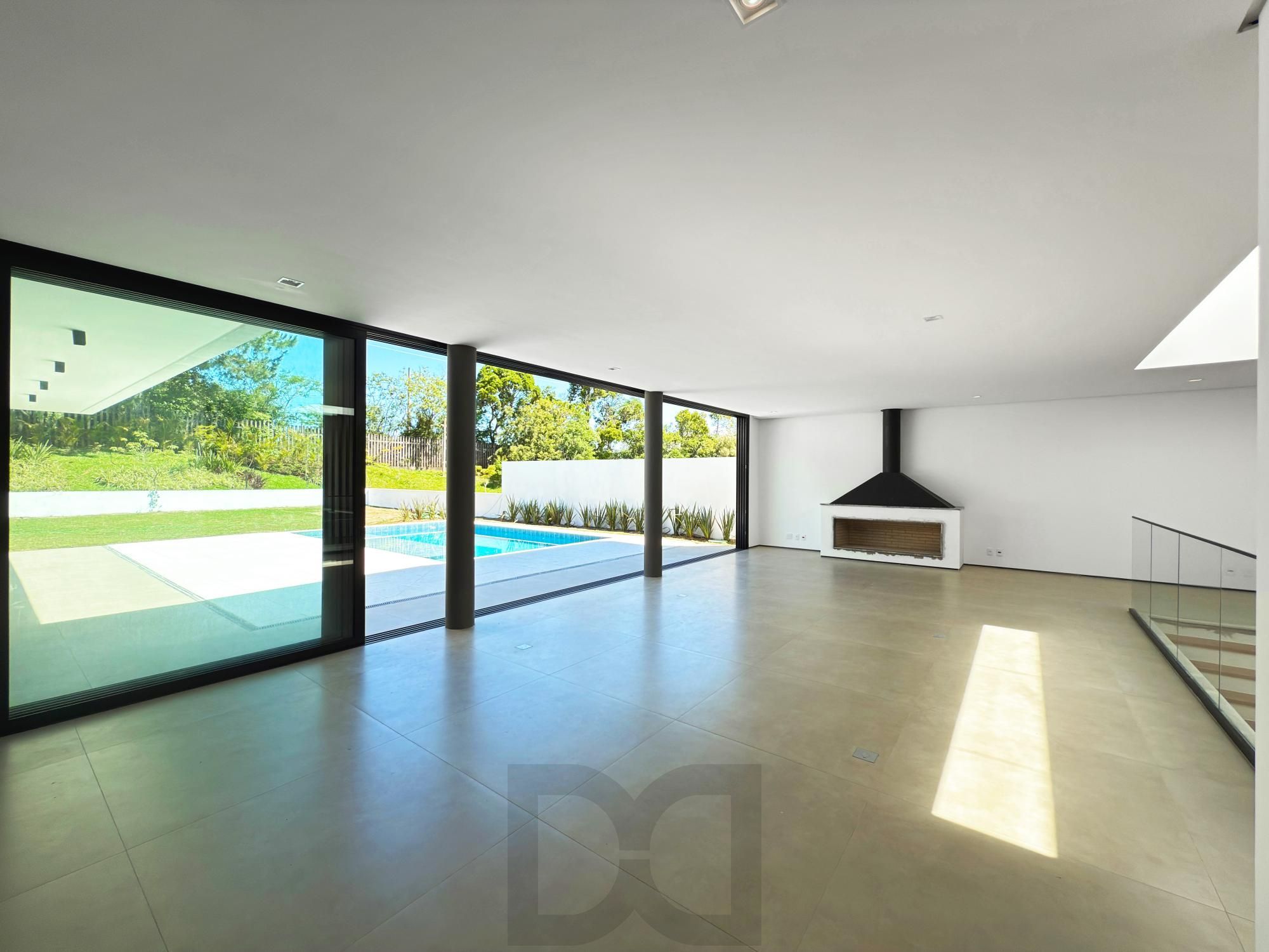 A casa conta com 434m2 de área construída, mas com um aproveitamento total dos 1.012m2 do lote — foto 31
