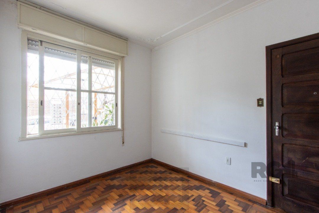 Apartamento térreo, com pátio, 2 quartos - Bairro Menino Deus — foto 1