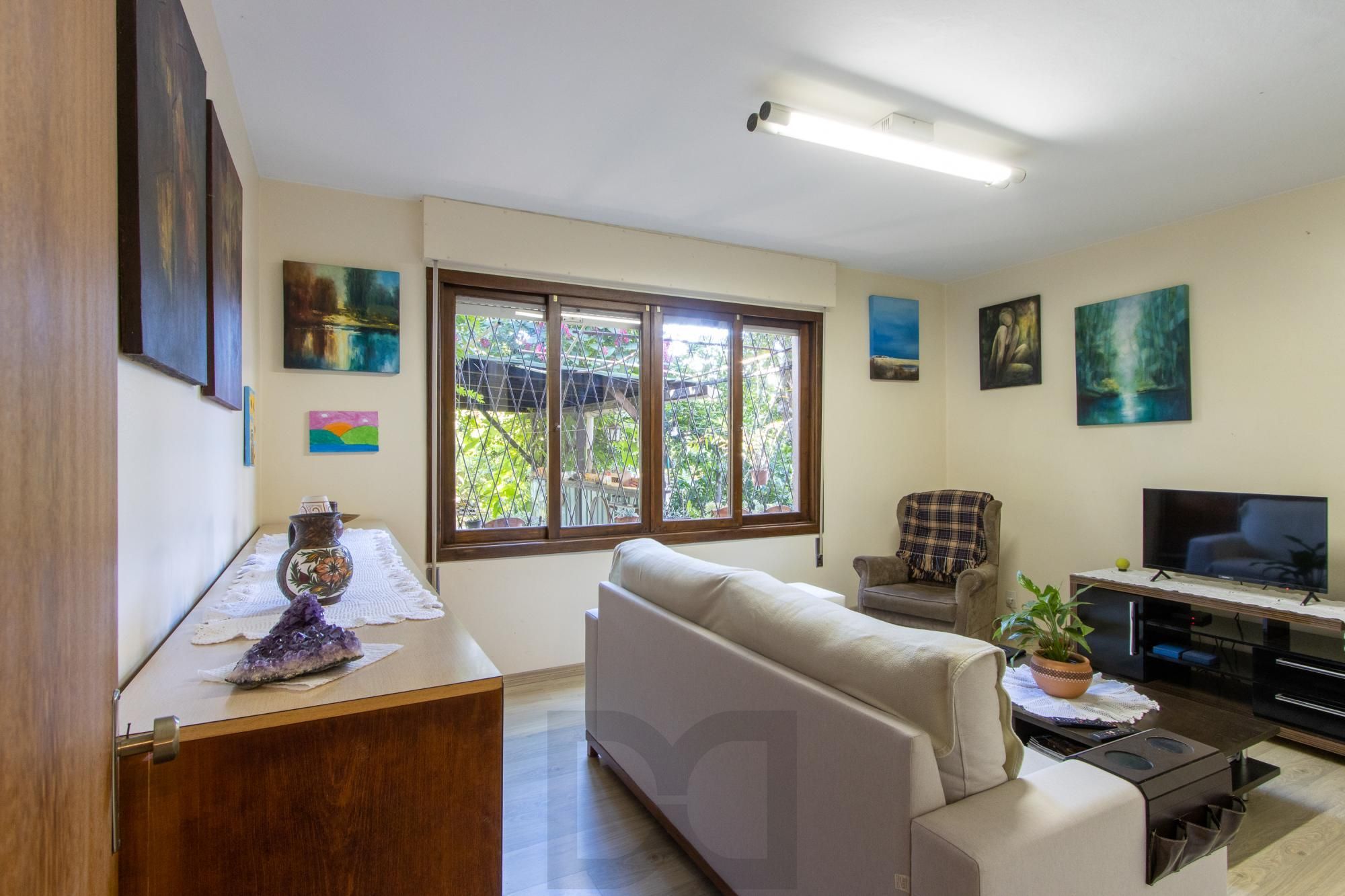 Casa de Alvenaria, possui 3 dormitórios, uma suíte, hall de entrada, lavabo, living com lareira, cozinha ampla com armários, área gourmet com churrasqueira, corredor, pátio e 4 vagas de garagem, uma construção em anexo que possui hall de entrada, lavabo, living, cozinha, escritório, banheiro social — foto 17