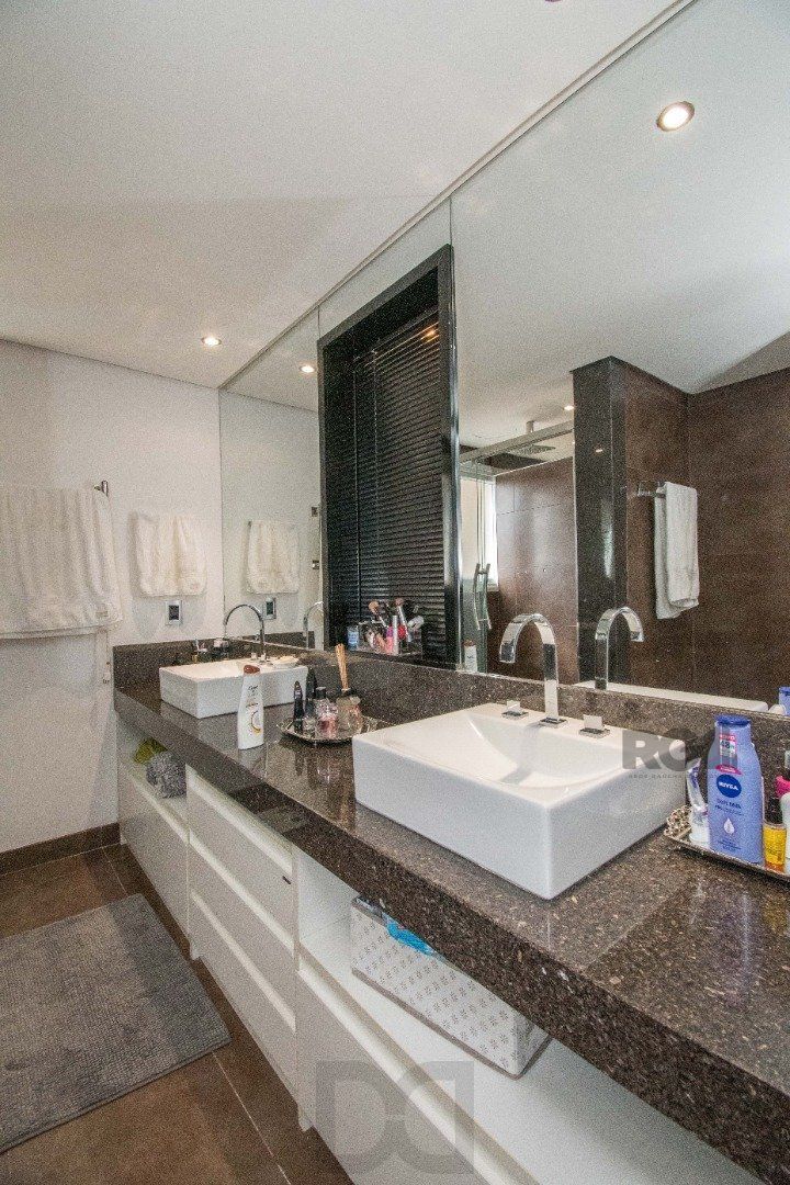 Cobertura de alto padrão, construtora Clave, vista perene para o Rio, 3 suítes, piscina, 3 vagas cobertas. — foto 35
