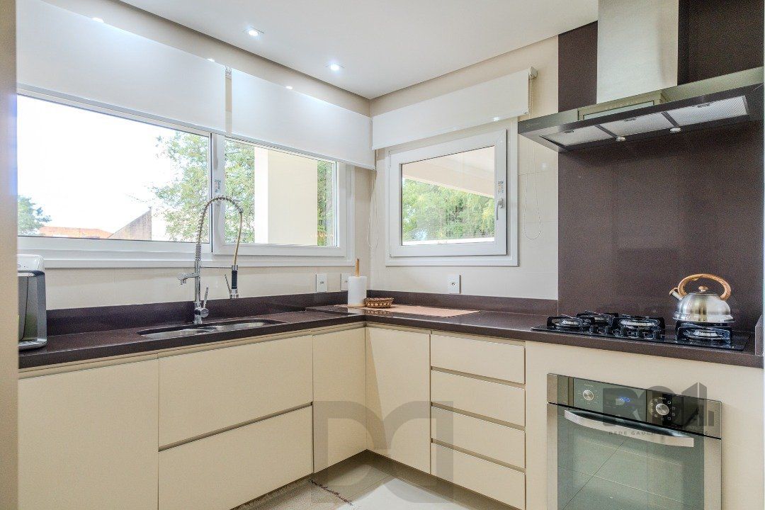 Casa semimobiliada e possui 3 suítes (sendo 1 delas master com closet e hidro) — foto 12