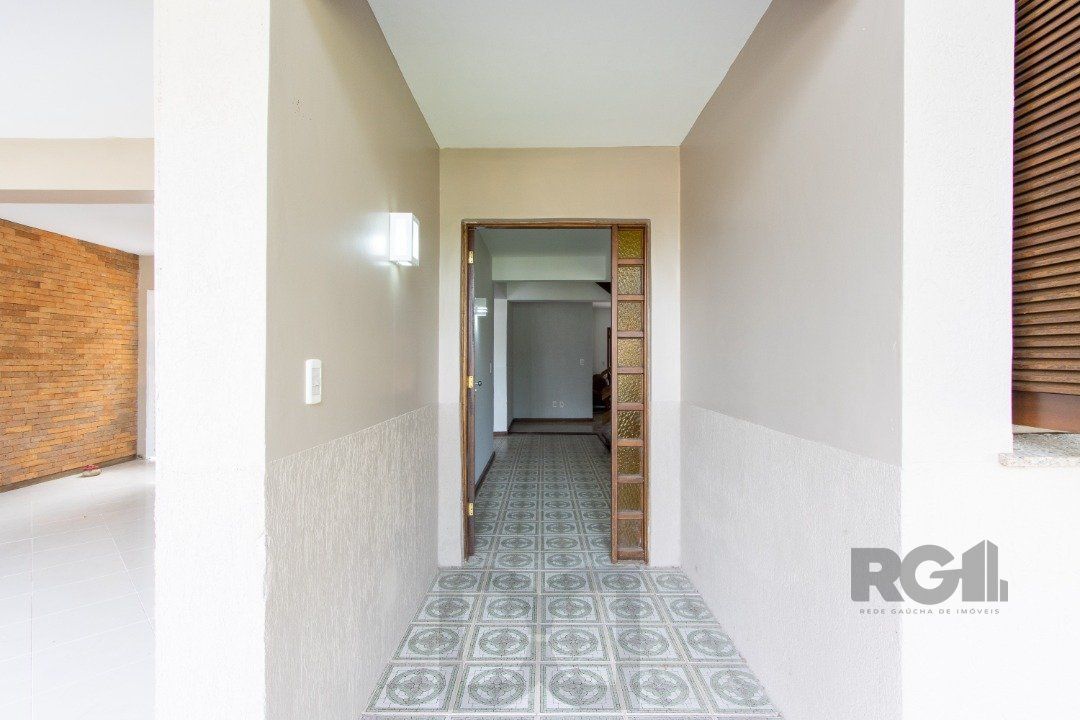Com 4 dormitórios, incluindo uma suíte, é perfeita para acomodar toda a sua família. — foto 6