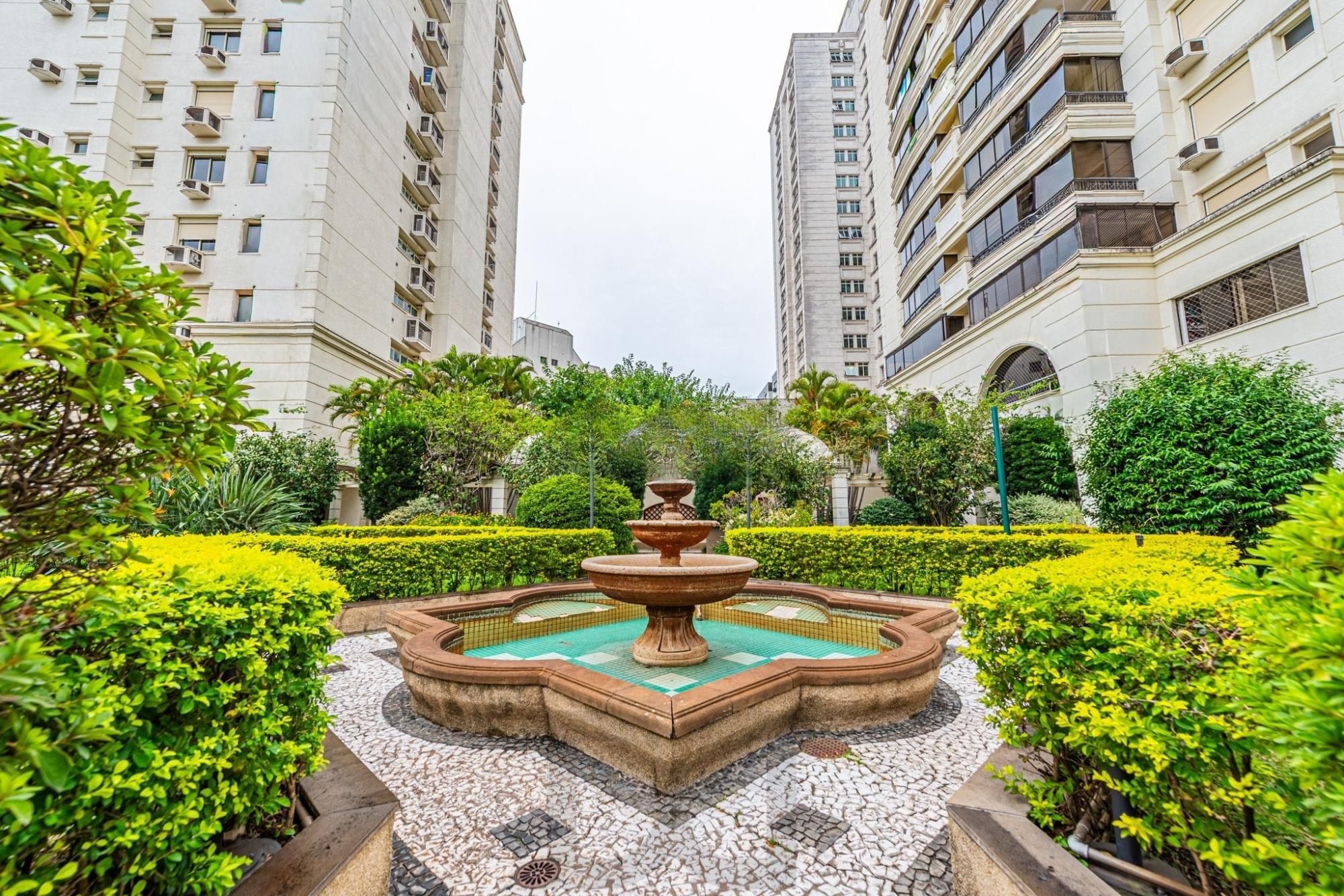Apartamento com 3 quartos, no bairro Menino Deus — foto 30