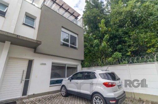 Casa impecável e mobiliada, com 3 niveis, possui 3 dormitórios sendo 1 suíte, 4 banheiros — foto 1