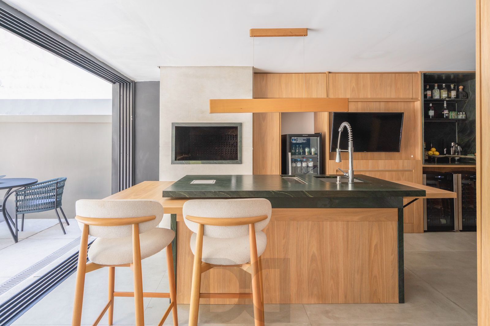 Casa com 3 suítes amplas, além de uma sala generoso com lareira e 2 vagas de garagem. — foto 4