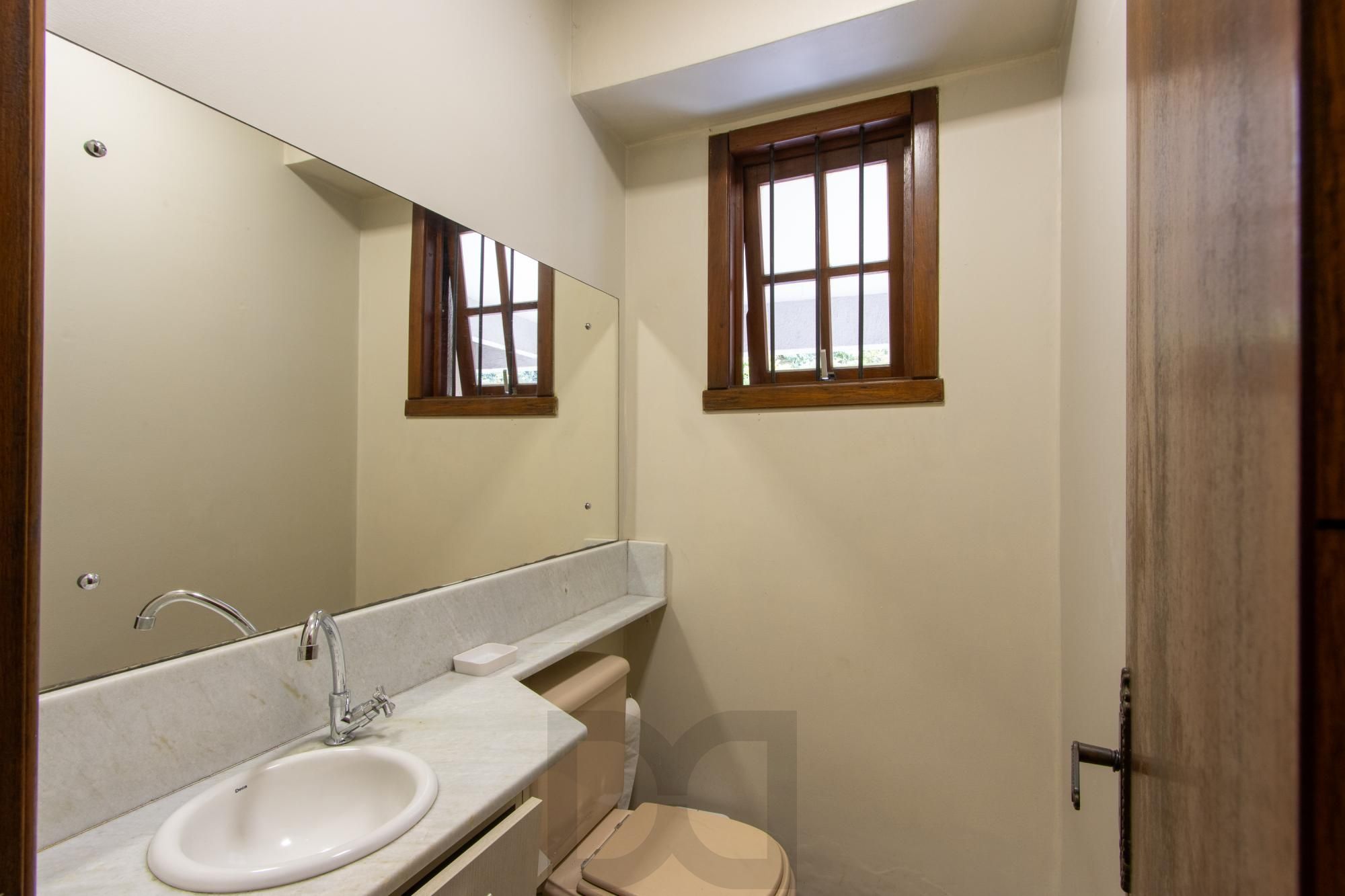 Ampla Casa com 2 Suítes, Closet, Lareira e Pátio com Árvores Frutíferas. — foto 34
