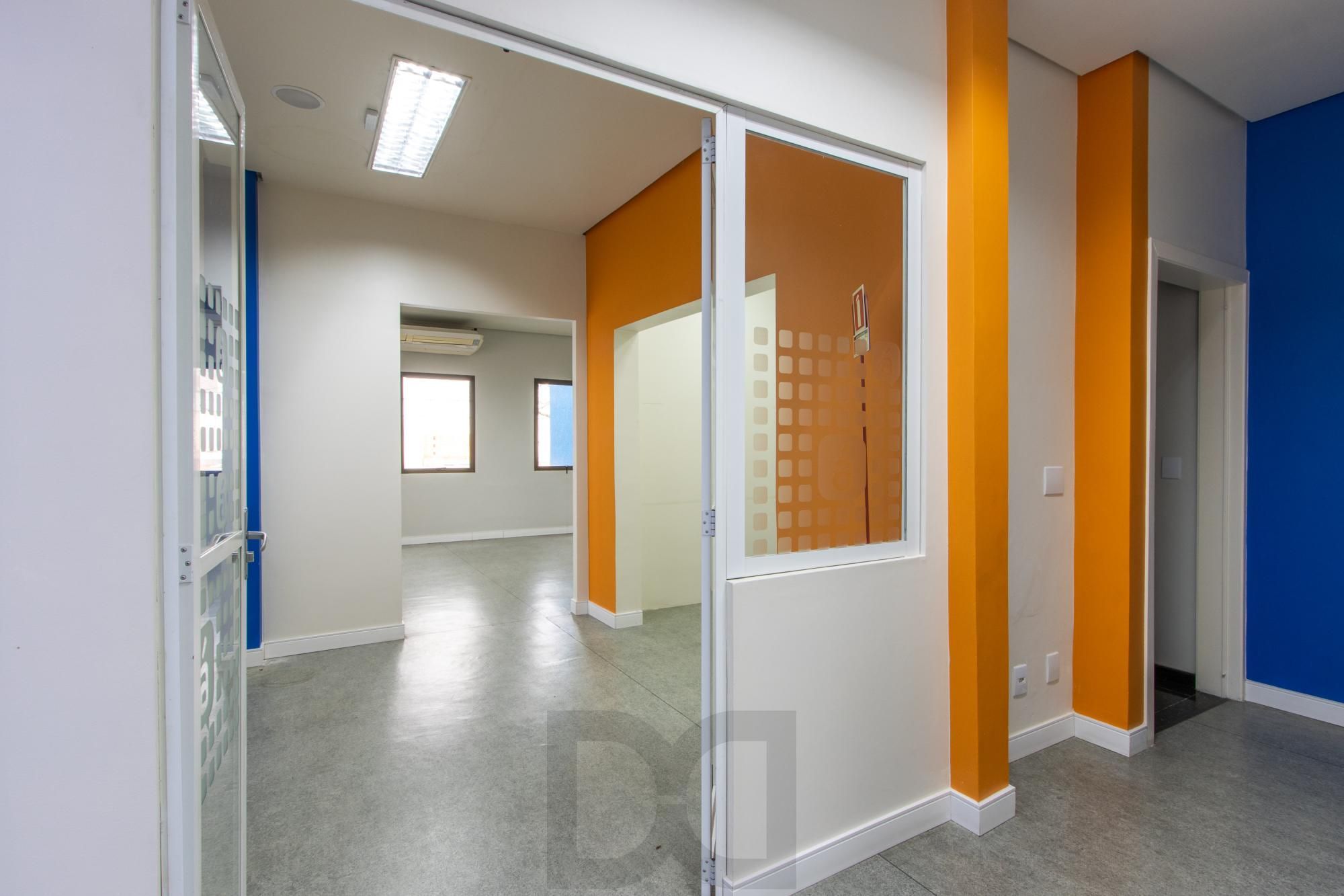 Casa Comercial 2 pisos - Excelente localização e Grande Visibilidade no Bairro Menino Deus - Ideal p/ Clínicas, escolas ou escritórios. — foto 42