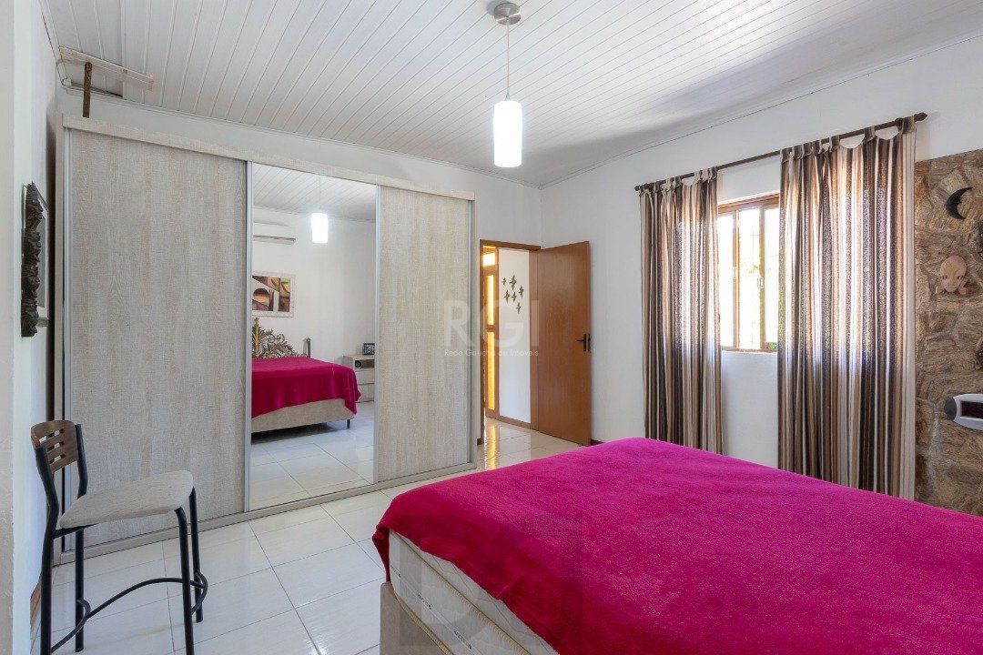 Casa para Venda - 370m², 4 dormitórios, sendo 1 suites, 6 vagas - Lomba do Pinheiro — foto 26