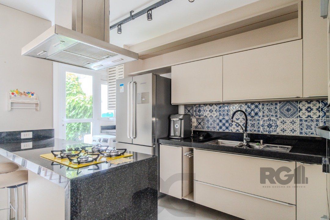 Casa impecável e mobiliada, com 3 niveis, possui 3 dormitórios sendo 1 suíte, 4 banheiros. — foto 8