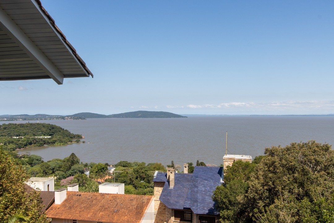 Casa deslumbrante vista do Guaiba, 3 dormitórios, sendo 1 suite master com closet e banheira de hidro com vista para o rio — foto 1