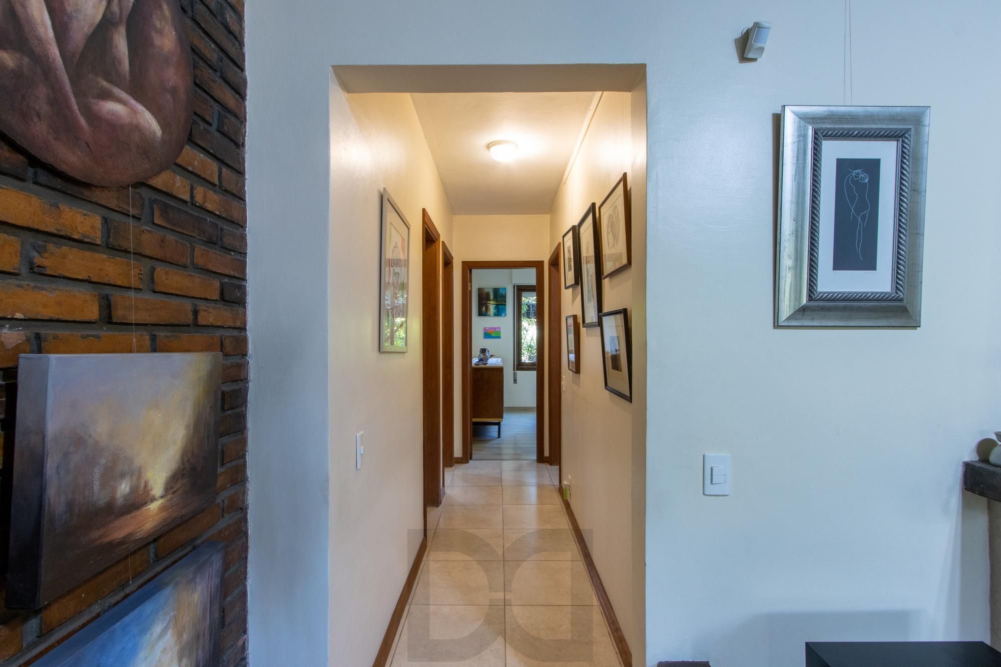 Casa de Alvenaria, possui 3 dormitórios, uma suíte, hall de entrada, lavabo, living com lareira, cozinha ampla com armários, área gourmet com churrasqueira, corredor, pátio e 4 vagas de garagem, uma construção em anexo que possui hall de entrada, lavabo, living, cozinha, escritório, banheiro social — foto 10