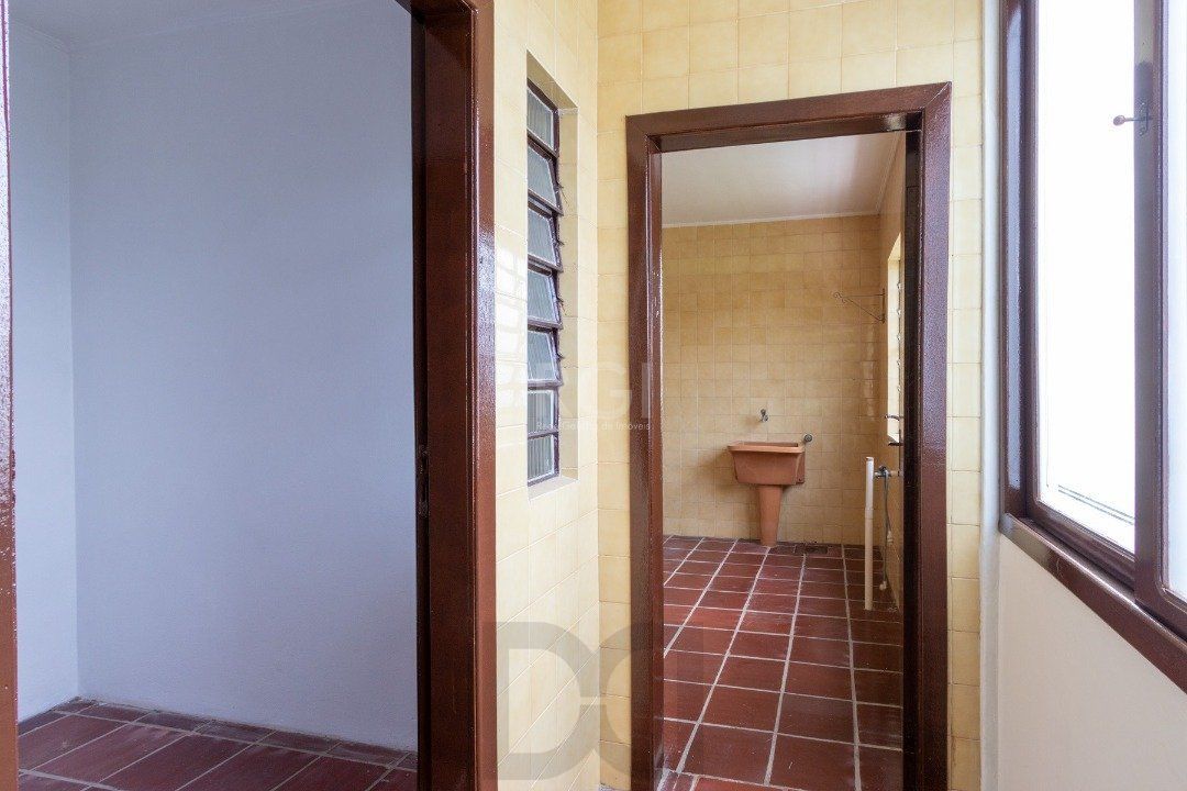 Casa para Venda - 454.7m², 5 dormitórios, sendo 1 suites, 8 vagas - Teresópolis — foto 46
