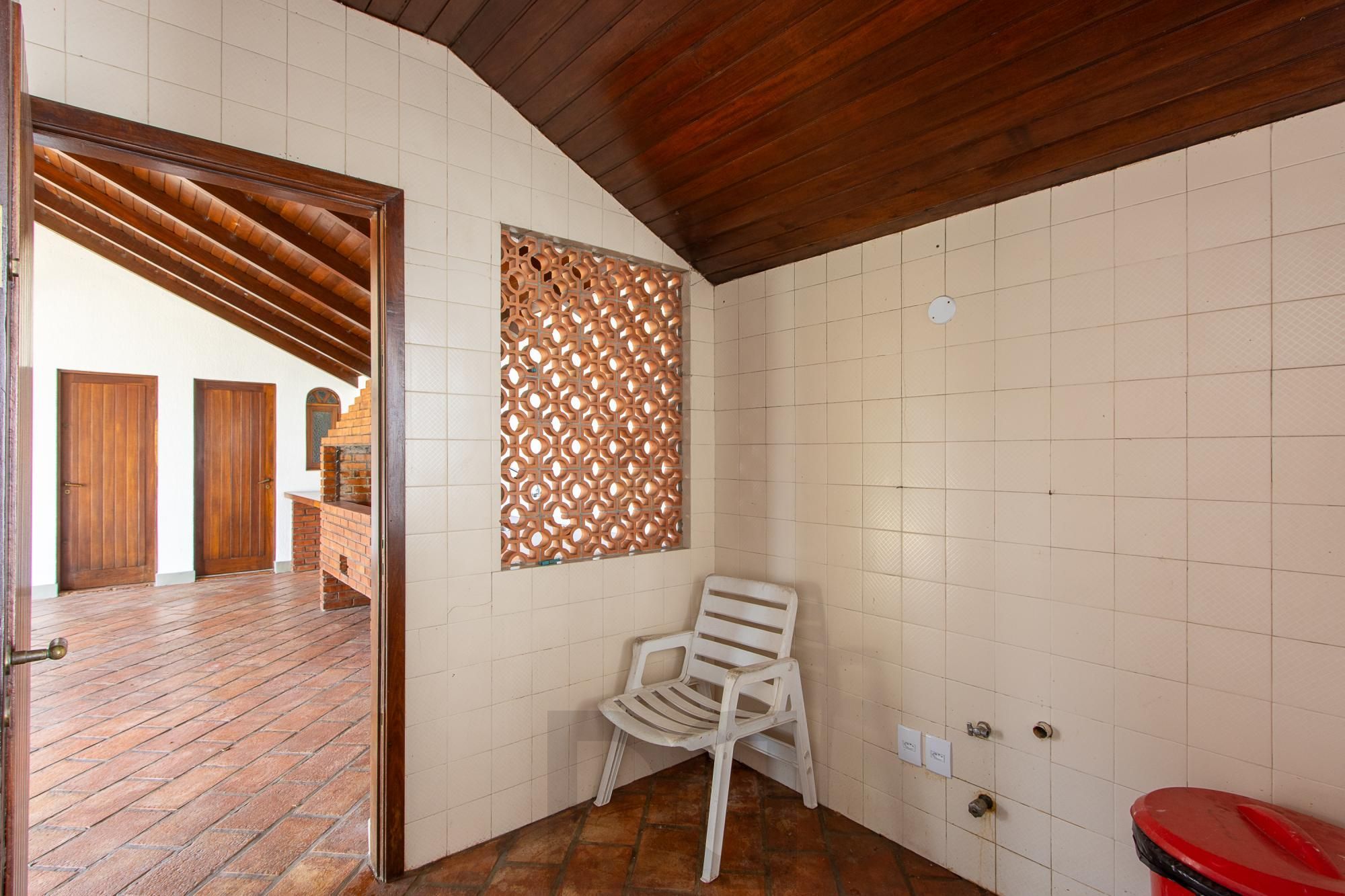 Casa com 2 dormitórios 3 banheiros. lareira e churrasqueira, e com arquitetura moderna. — foto 36