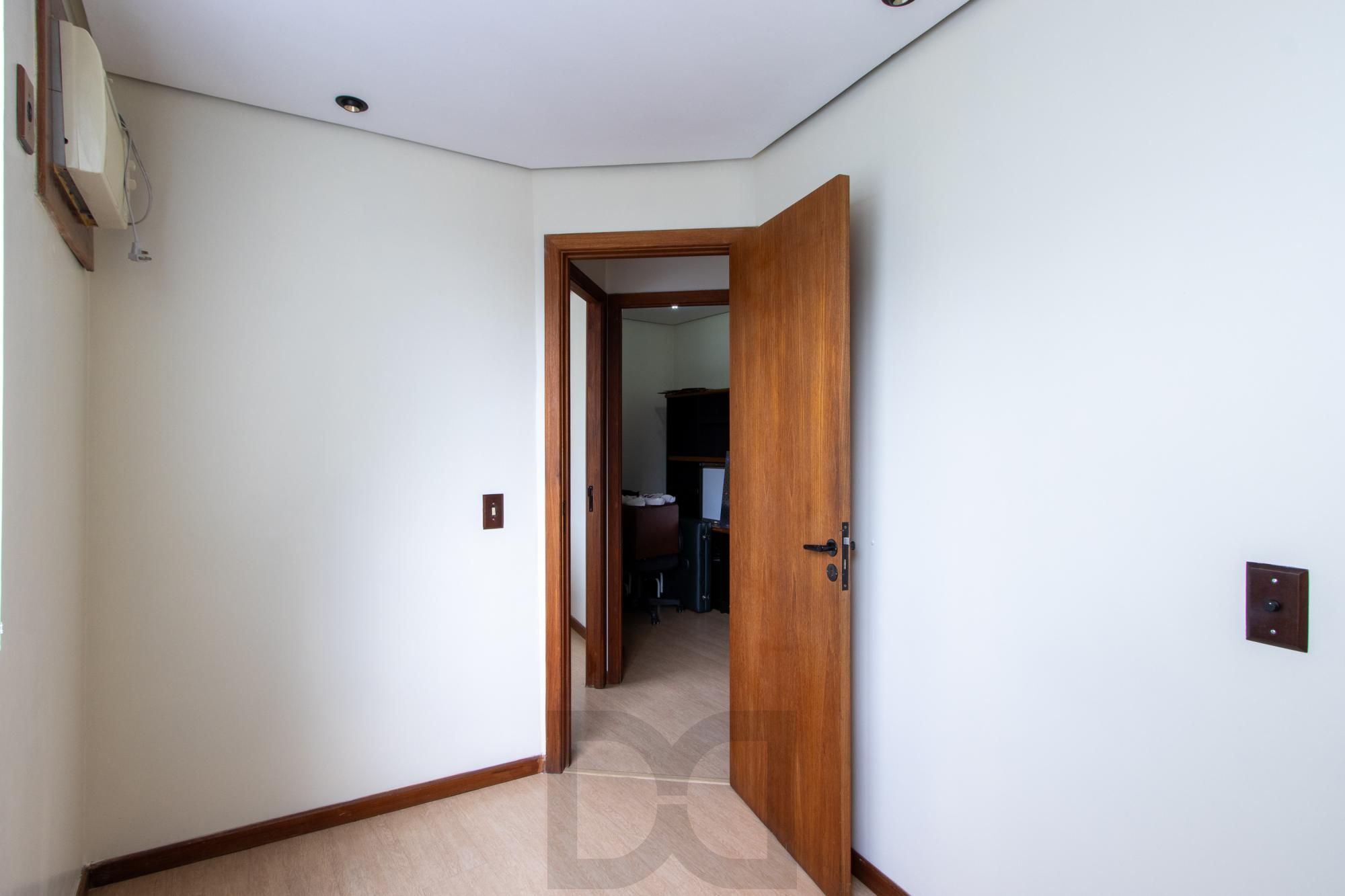 Sala comercial à venda no bairro Menino Deus – Edifício Comendador Luigi Gerace — foto 8
