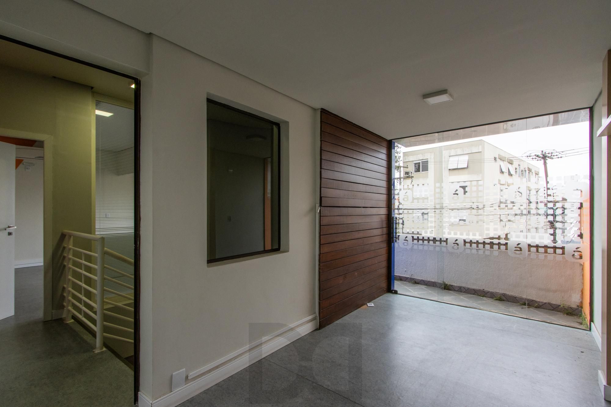 Casa Comercial 2 pisos - Excelente localização e Grande Visibilidade no Bairro Menino Deus - Ideal p/ Clínicas, escolas ou escritórios. — foto 32