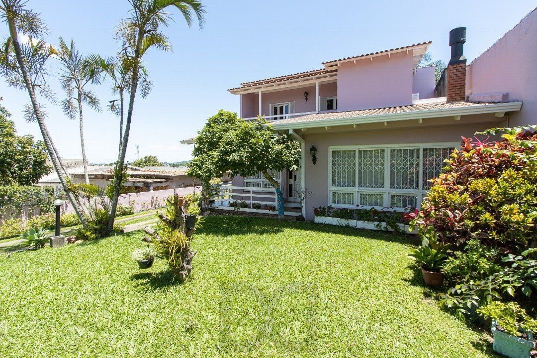 Casa com 4 quartos, suíte, churrasqueira, lareira, garagem coberta e lindo jardim. — foto 2