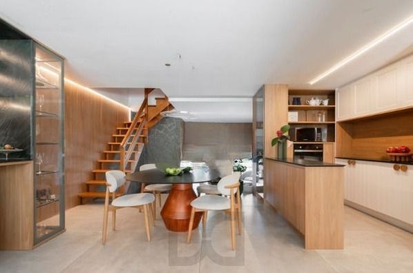 Casa com 3 suítes amplas, além de uma sala generoso com lareira e 2 vagas de garagem. — foto 10