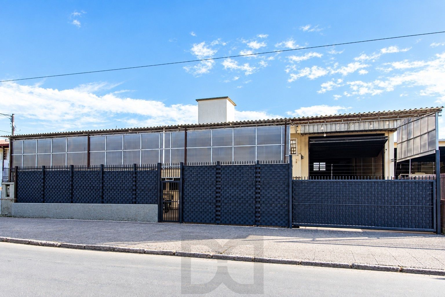 Pavilhão/Depósito , em estrutura montada com mezanino montado com escritório, cozinha, — foto 1