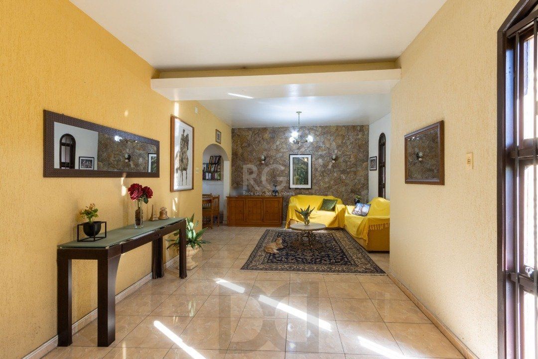 Sobrado com 345m² privativos, 3 suites, 2 vagas, churrasqueira. pátio com piscina - Bairro Cristal — foto 2