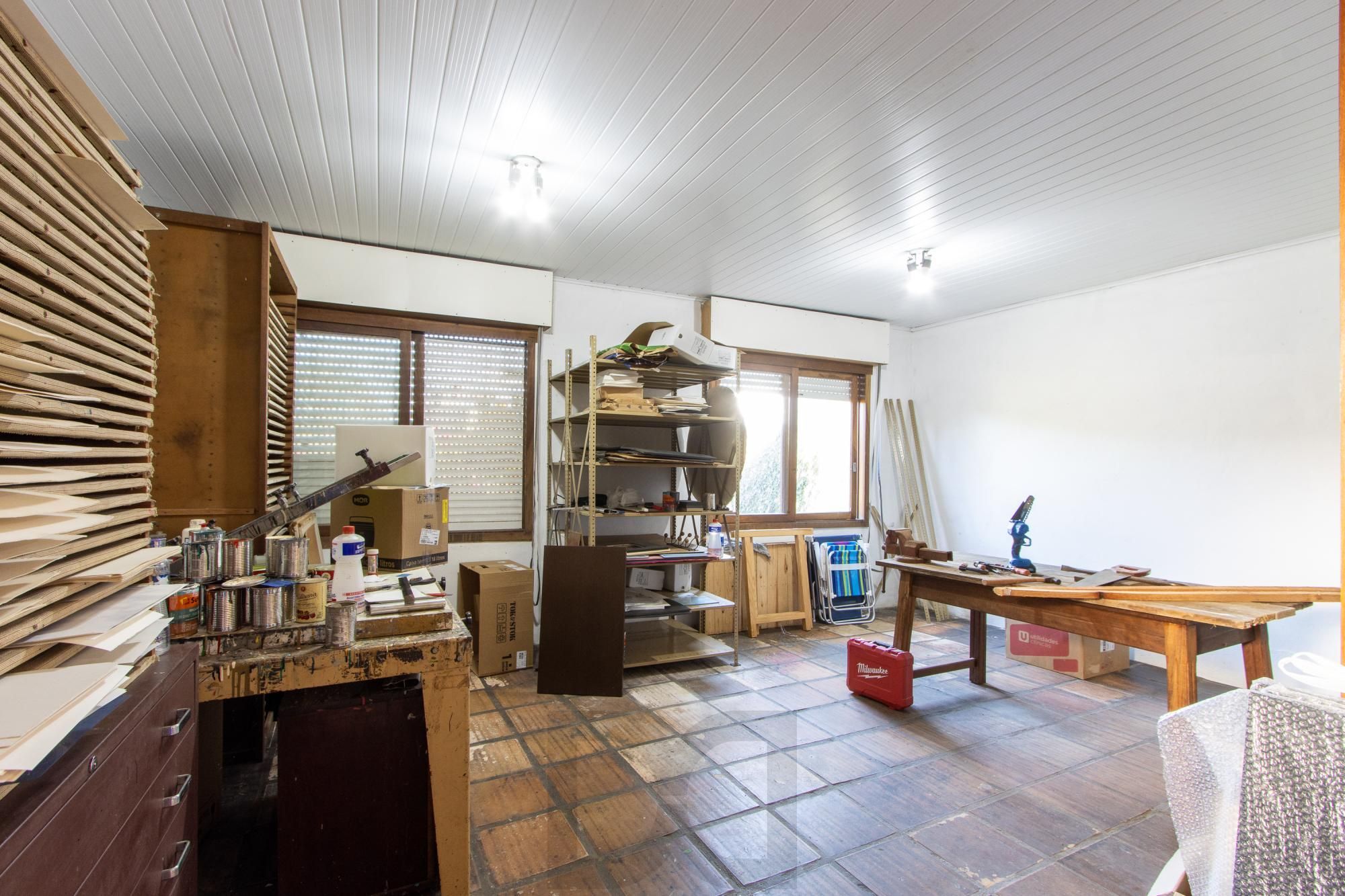 Casa de Alvenaria, possui 3 dormitórios, uma suíte, hall de entrada, lavabo, living com lareira, cozinha ampla com armários, área gourmet com churrasqueira, corredor, pátio e 4 vagas de garagem, uma construção em anexo que possui hall de entrada, lavabo, living, cozinha, escritório, banheiro social — foto 57